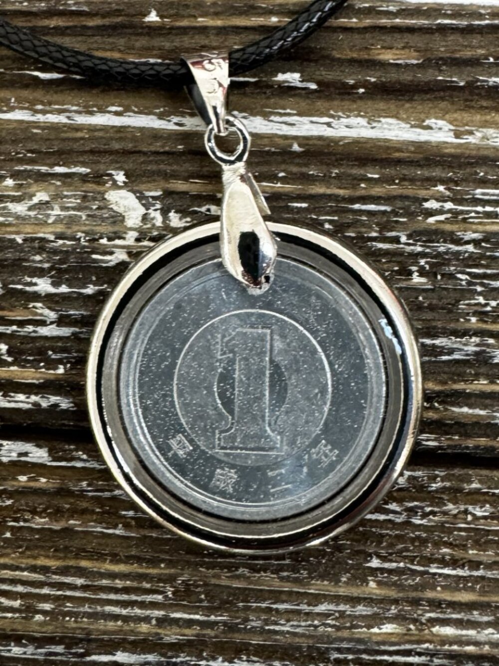1991 Japanese 1 Yen Coin Pendant - Handcrafted Vintage Coin Resin Necklace - Picture 4 of 4
